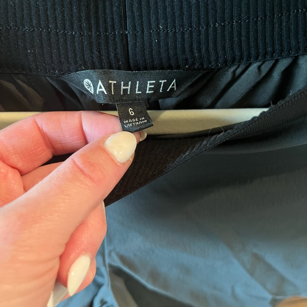 Casual gray Athleta shorts, size 6. Worn once, great condition. - Picture 3 of 3